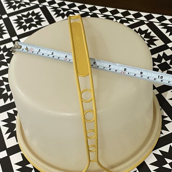 TUPPERWARE Vintage Cake Keeper Carrier Harvest Gold with Lid & Holder - Picture 4 of 5
